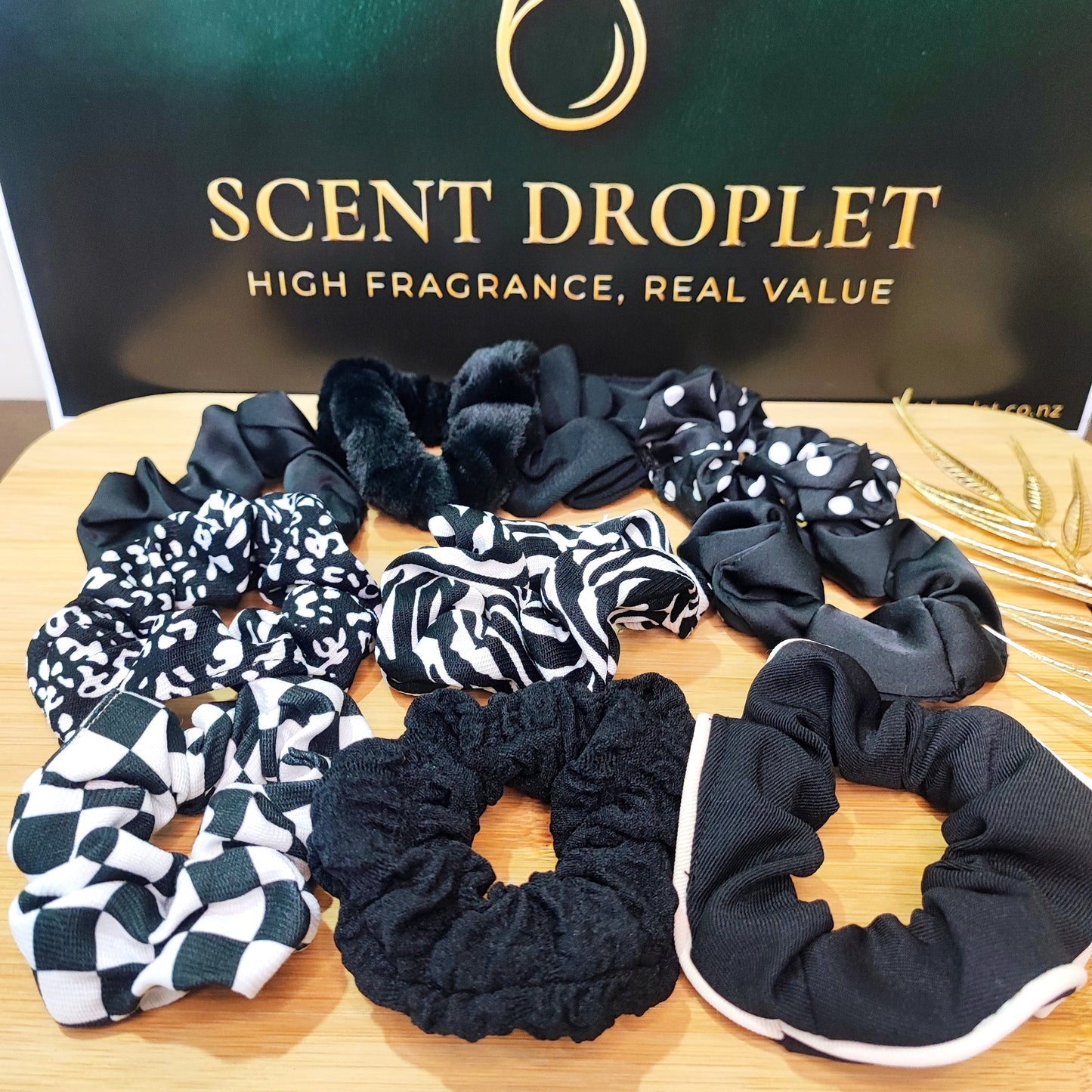 10 Pieces Black & White Scrunchies